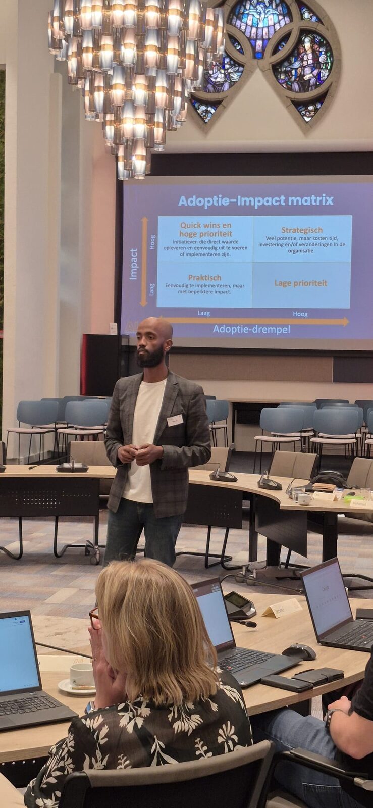 Mohamed Hassan presenteert de adoptie-impactmatrix